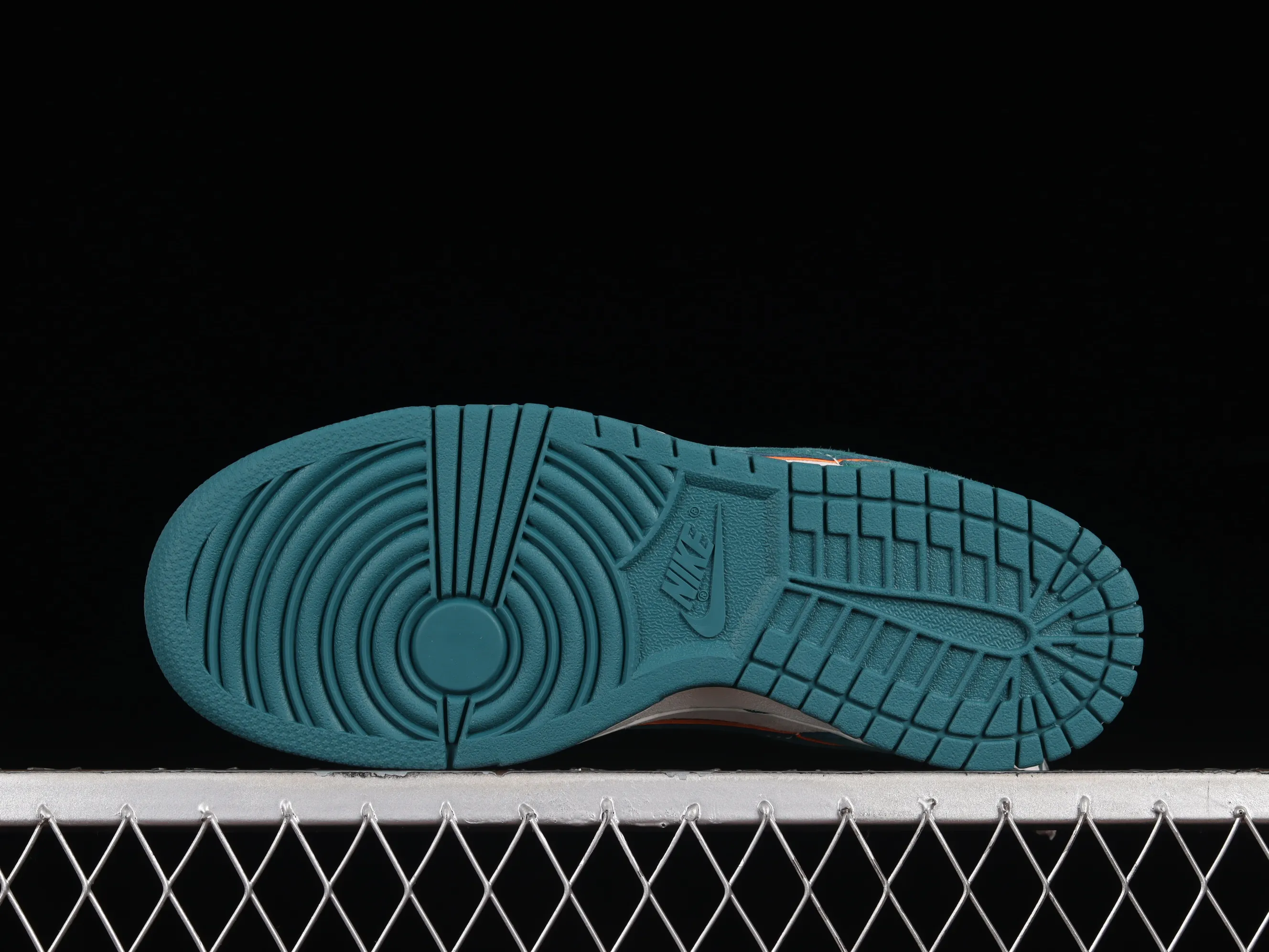 All Categories Nk SB Dunk Series Nk SB Dunk Low Low-top sneakers Otomo Katsuhiro x Nk SB Dunk Low "Steamboy OST" Creative customization collaboration Otomo Katsuhiro co-branded SB low-top sports and leisure sneakers LF0039-022